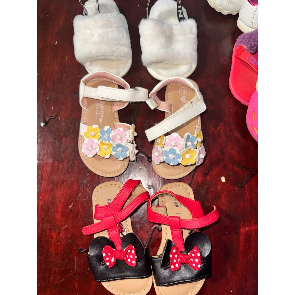 3 pairs of sandals  size (5)